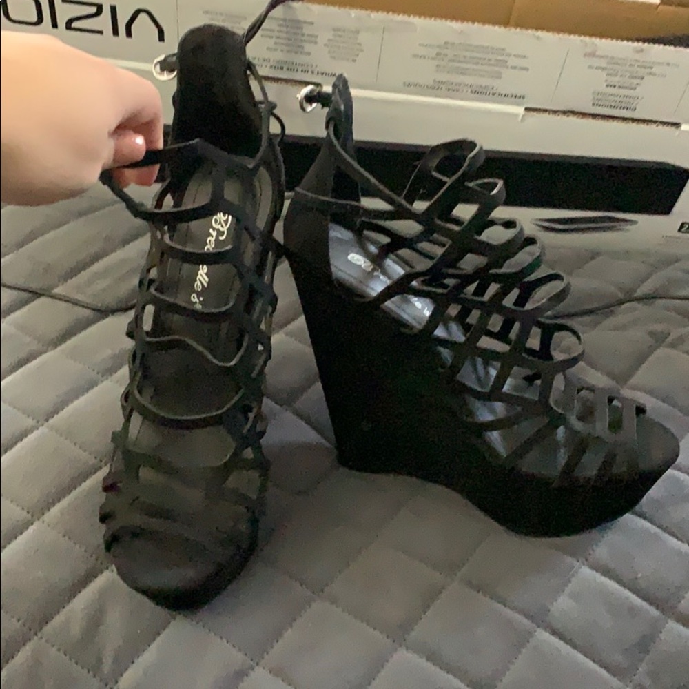 Strapped wedges